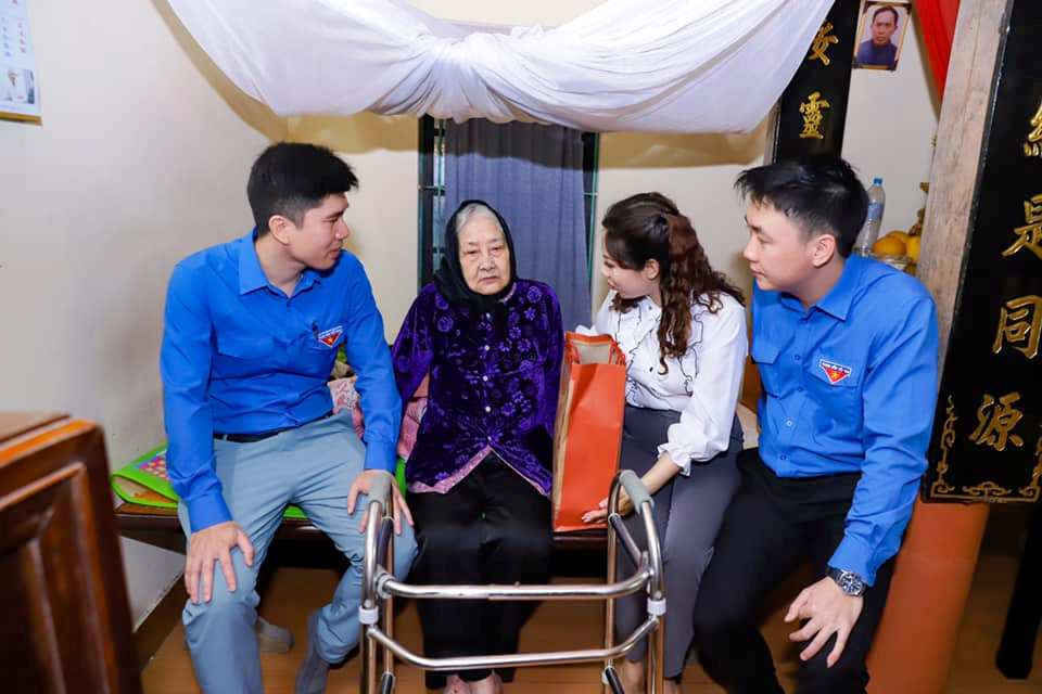 Đại diện Ban tổ chức trao quà tặng mẹ Việt Nam Anh hùng