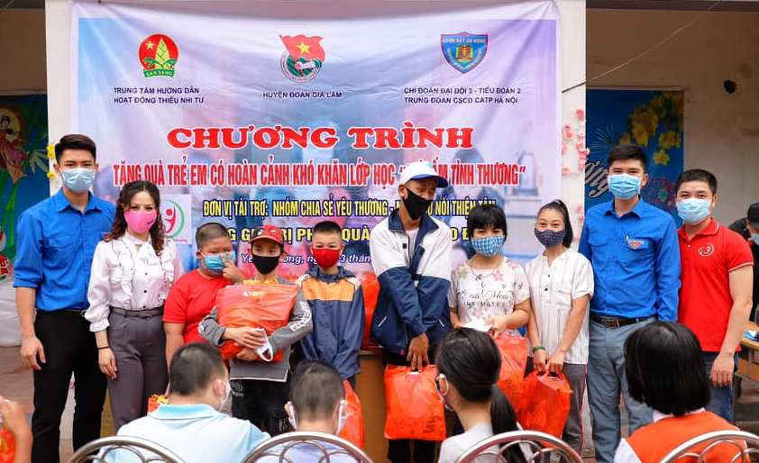 Đoàn công tác trao quà tặng các em nhỏ lớp học “Mái ấm tình thương”