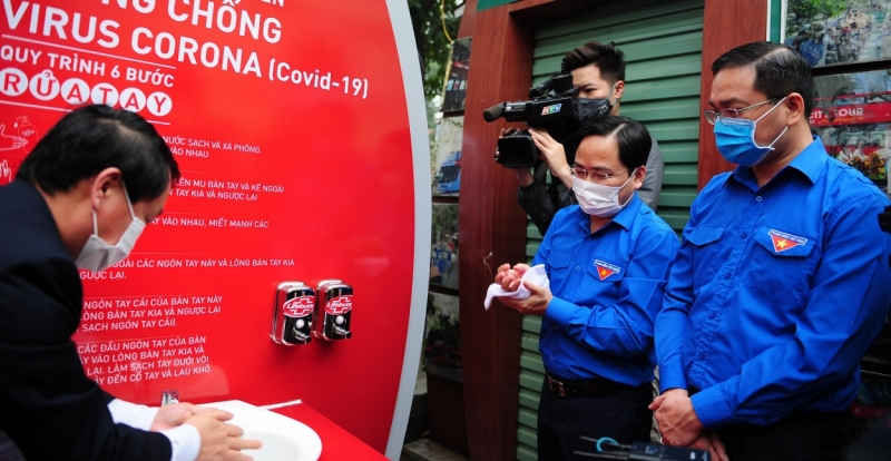 B&iacute; thư Thường trực Trung ương Đo&agrave;n Nguyễn Anh Tuấn, B&iacute; thư Th&agrave;nh đo&agrave;n H&agrave; N&ocirc;i Nguyễn Ngọc Việt c&ugrave;ng đại biểu trải nghiệm tại trạm rửa tay d&atilde; chiến