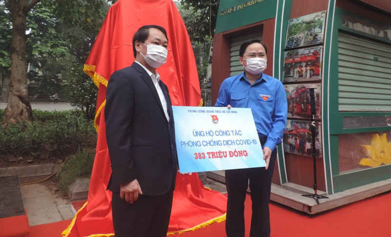 Anh Nguyễn Anh Tuấn, B&iacute; thư Thường trực Trung ương Đo&agrave;n, Chủ tịch Hội LHTN Việt Nam trao kinh ph&iacute; ủng hộ ph&ograve;ng, chống Covid-19 tới đại diện Ủy ban Trung ương Mặt trận Tổ quốc Việt Nam