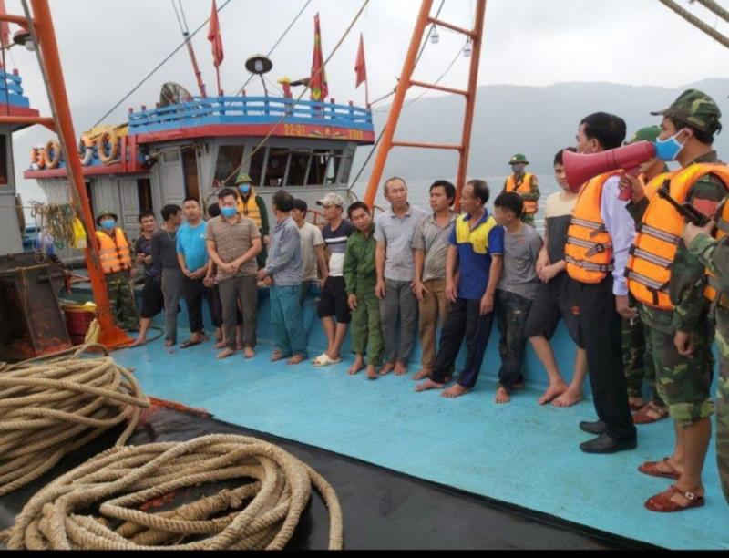 Nổ s&uacute;ng truy bắt 2 t&agrave;u khai th&aacute;c hải sản tr&aacute;i ph&eacute;p tr&ecirc;n biển H&agrave; Tĩnh - 1