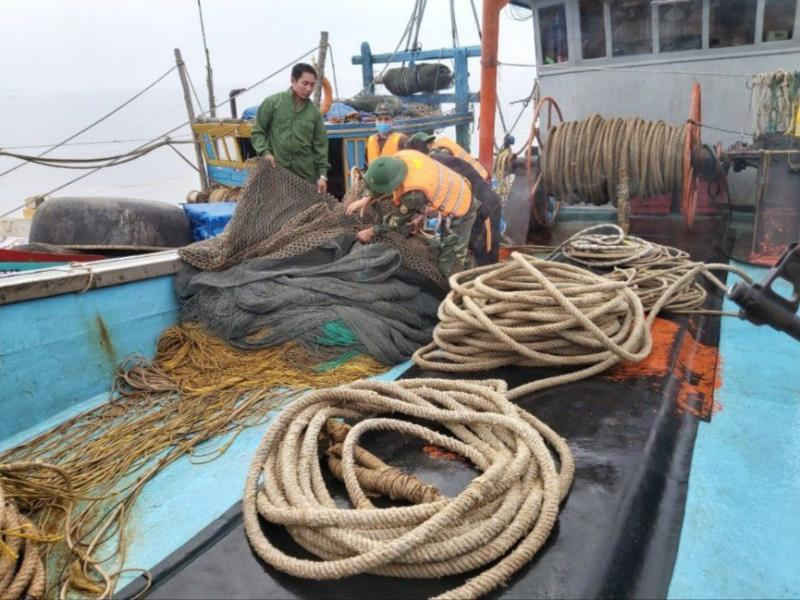 Nổ s&uacute;ng truy bắt 2 t&agrave;u khai th&aacute;c hải sản tr&aacute;i ph&eacute;p tr&ecirc;n biển H&agrave; Tĩnh - 2