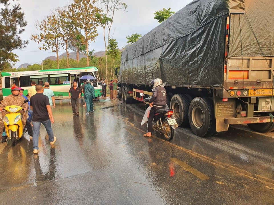 son la lien tiep 2 vu tai nan xay ra do troi mua, duong tron truot hinh 1
