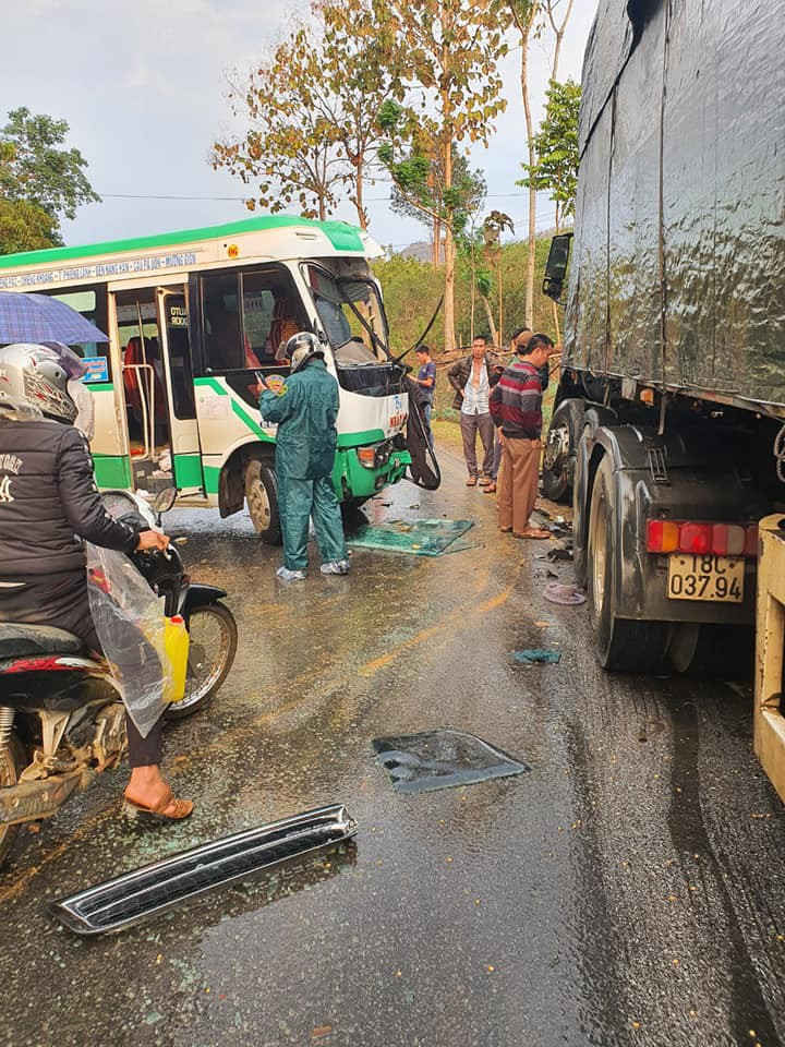 son la lien tiep 2 vu tai nan xay ra do troi mua, duong tron truot hinh 3