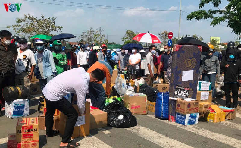ảnh: ùn ùn tiếp tế cho người cách ly tại ktx đh quốc gia tphcm hình 1 anh: un un tiep te cho nguoi cach ly tai ktx dh quoc gia tphcm hinh 1
