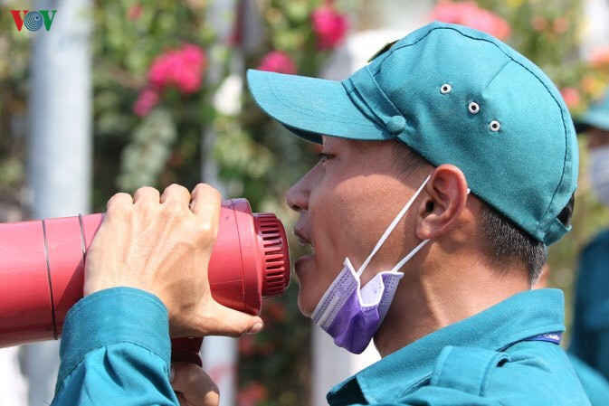 ảnh: ùn ùn tiếp tế cho người cách ly tại ktx đh quốc gia tphcm hình 2 anh: un un tiep te cho nguoi cach ly tai ktx dh quoc gia tphcm hinh 2