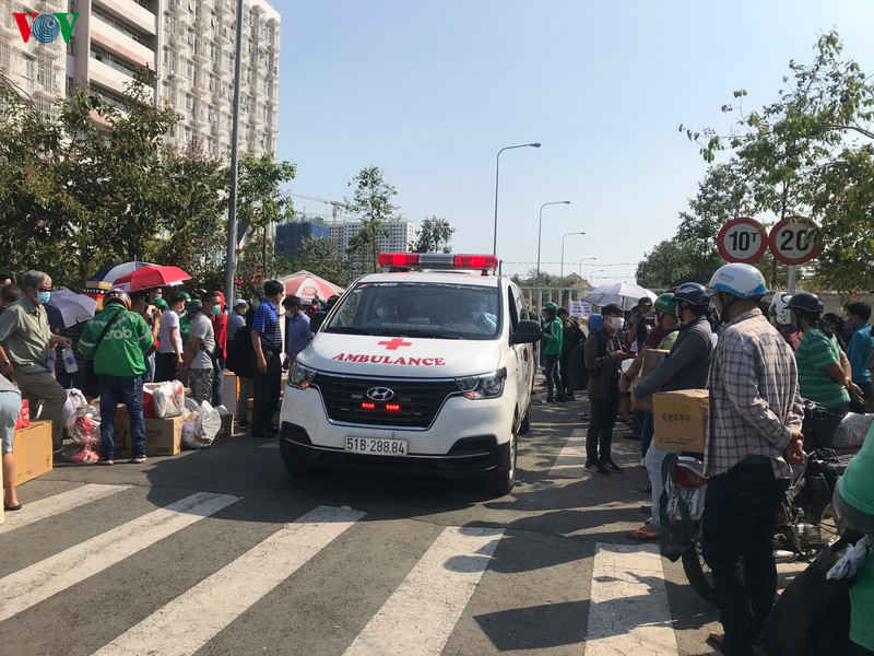 ảnh: ùn ùn tiếp tế cho người cách ly tại ktx đh quốc gia tphcm hình 3 anh: un un tiep te cho nguoi cach ly tai ktx dh quoc gia tphcm hinh 3