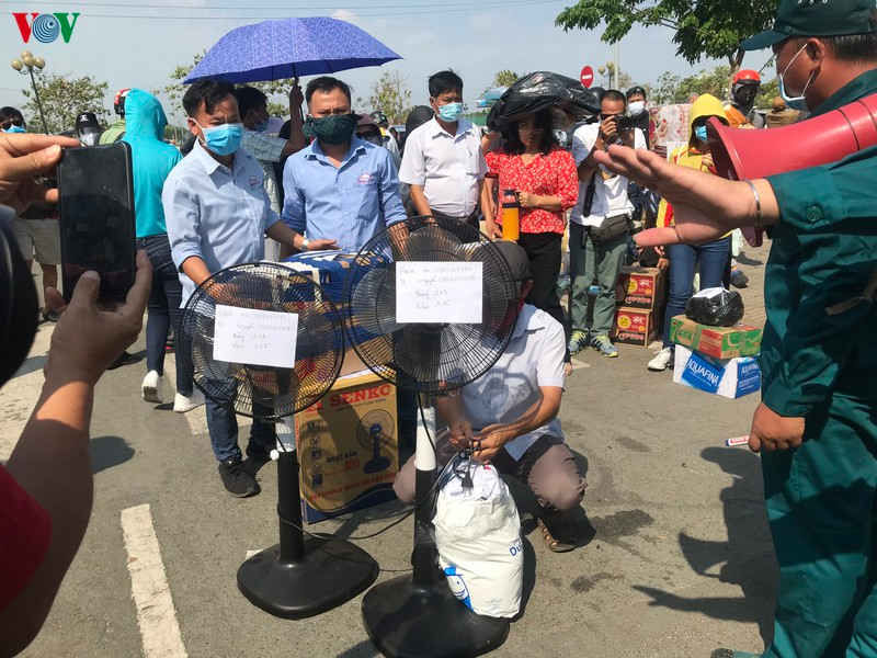 ảnh: ùn ùn tiếp tế cho người cách ly tại ktx đh quốc gia tphcm hình 4 anh: un un tiep te cho nguoi cach ly tai ktx dh quoc gia tphcm hinh 4