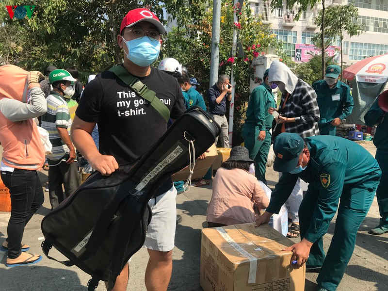 ảnh: ùn ùn tiếp tế cho người cách ly tại ktx đh quốc gia tphcm hình 5 anh: un un tiep te cho nguoi cach ly tai ktx dh quoc gia tphcm hinh 5