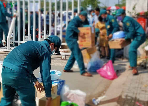 ảnh: ùn ùn tiếp tế cho người cách ly tại ktx đh quốc gia tphcm hình 6 anh: un un tiep te cho nguoi cach ly tai ktx dh quoc gia tphcm hinh 6