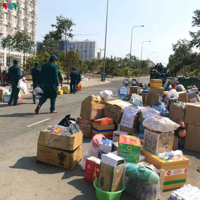 ảnh: ùn ùn tiếp tế cho người cách ly tại ktx đh quốc gia tphcm hình 7 anh: un un tiep te cho nguoi cach ly tai ktx dh quoc gia tphcm hinh 7