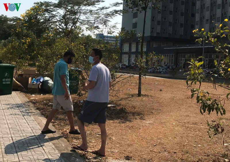 ảnh: ùn ùn tiếp tế cho người cách ly tại ktx đh quốc gia tphcm hình 8 anh: un un tiep te cho nguoi cach ly tai ktx dh quoc gia tphcm hinh 8