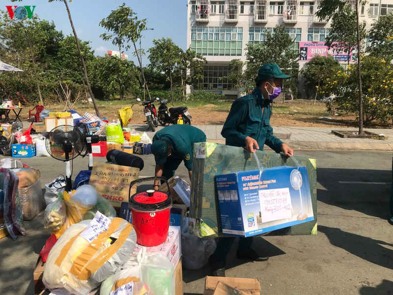 ảnh: ùn ùn tiếp tế cho người cách ly tại ktx đh quốc gia tphcm hình 9 anh: un un tiep te cho nguoi cach ly tai ktx dh quoc gia tphcm hinh 9