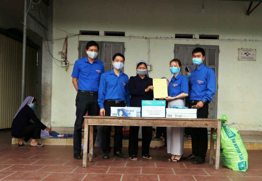 Đoàn viên, thanh niên Sở Giao thông vận tải Hà Nội trao quà tại mái ấm Thánh Tâm