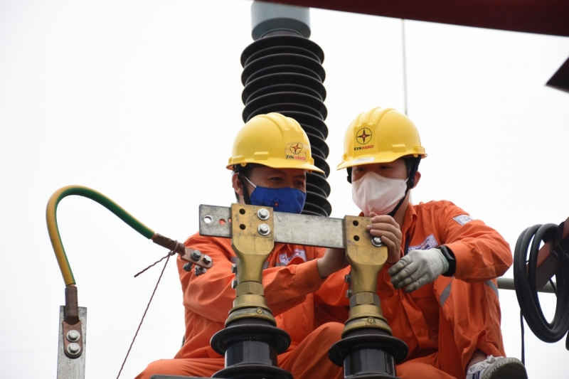 Nhân viên EVNHANOI trực tiếp kiểm tra sự cố lưới điện