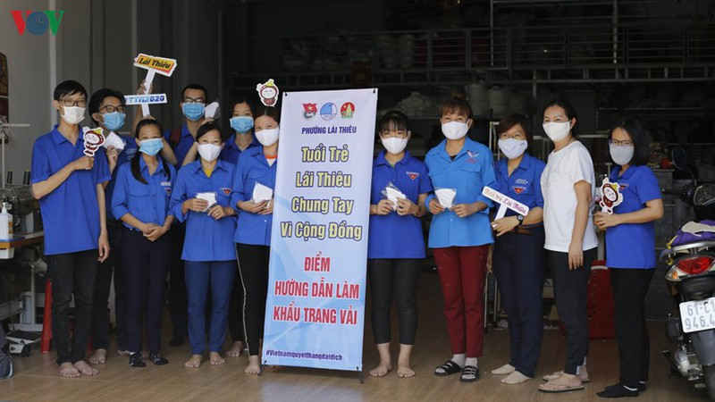 thanh niên bình dương may hàng nghìn khẩu trang tặng người dân hình 1 thanh nien binh duong may hang nghin khau trang tang nguoi dan hinh 1