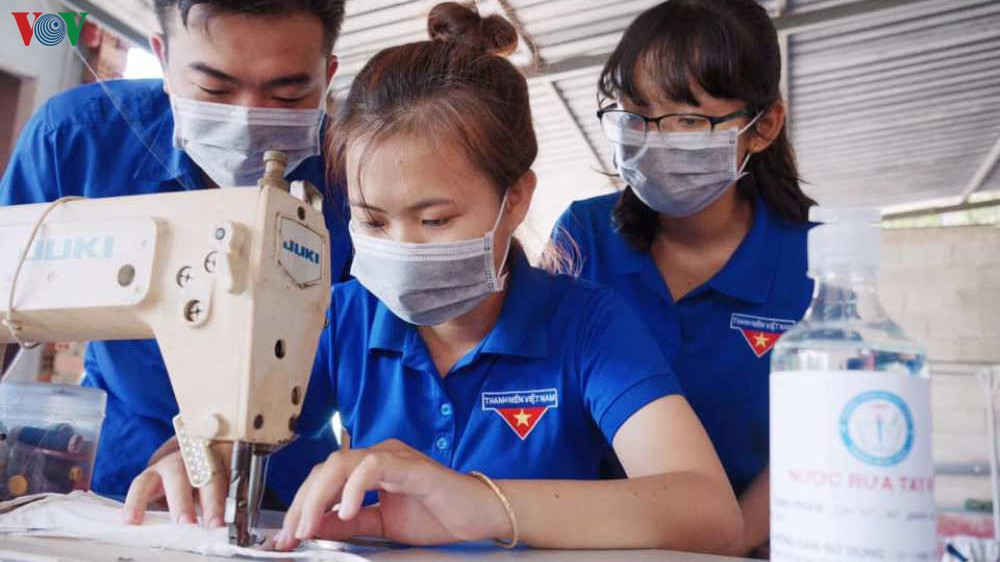 thanh niên bình dương may hàng nghìn khẩu trang tặng người dân hình 2 thanh nien binh duong may hang nghin khau trang tang nguoi dan hinh 2