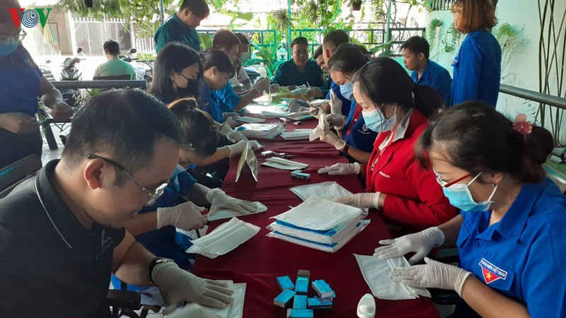 thanh niên bình dương may hàng nghìn khẩu trang tặng người dân hình 3 thanh nien binh duong may hang nghin khau trang tang nguoi dan hinh 3