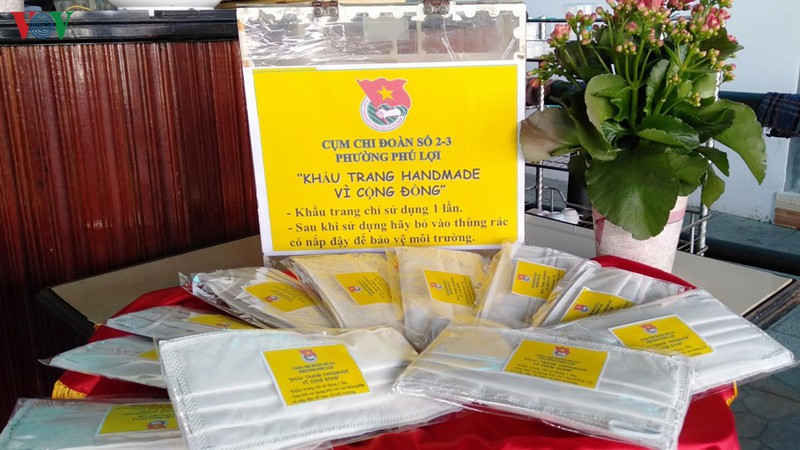 thanh niên bình dương may hàng nghìn khẩu trang tặng người dân hình 4 thanh nien binh duong may hang nghin khau trang tang nguoi dan hinh 4