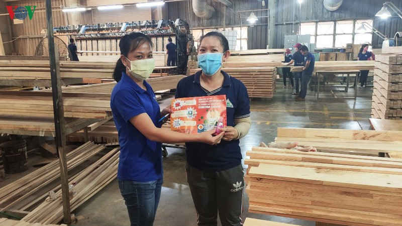 thanh niên bình dương may hàng nghìn khẩu trang tặng người dân hình 5 thanh nien binh duong may hang nghin khau trang tang nguoi dan hinh 5