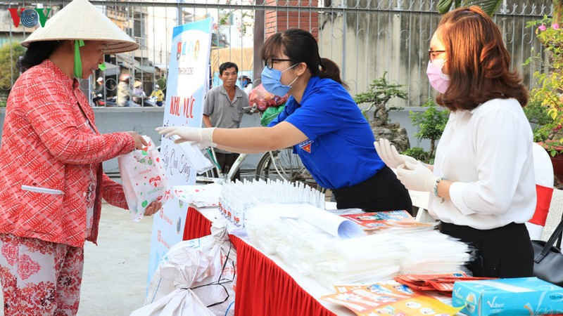 thanh niên bình dương may hàng nghìn khẩu trang tặng người dân hình 6 thanh nien binh duong may hang nghin khau trang tang nguoi dan hinh 6