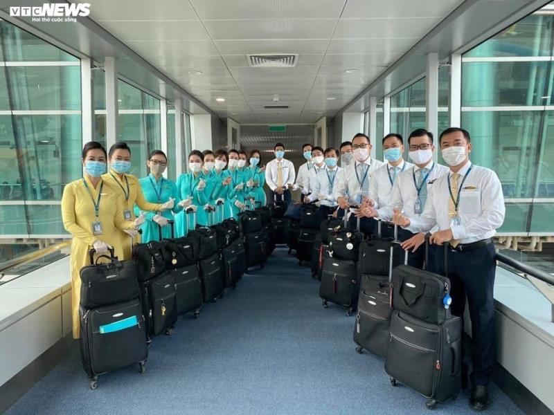 Hình ảnh chuyến bay của Vietnam Airlines đưa người Việt ở Ukraine về nước - 1