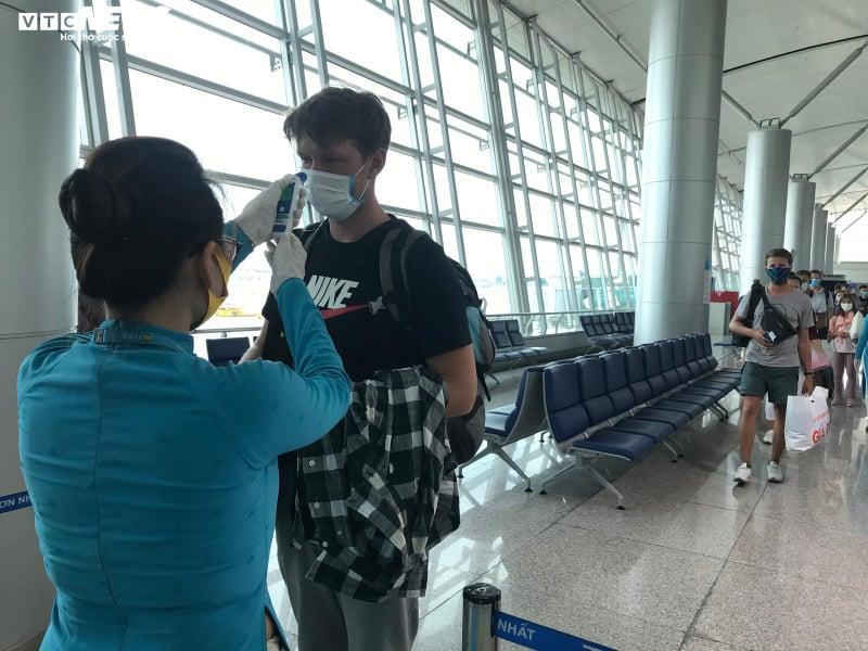 Hình ảnh chuyến bay của Vietnam Airlines đưa người Việt ở Ukraine về nước - 3
