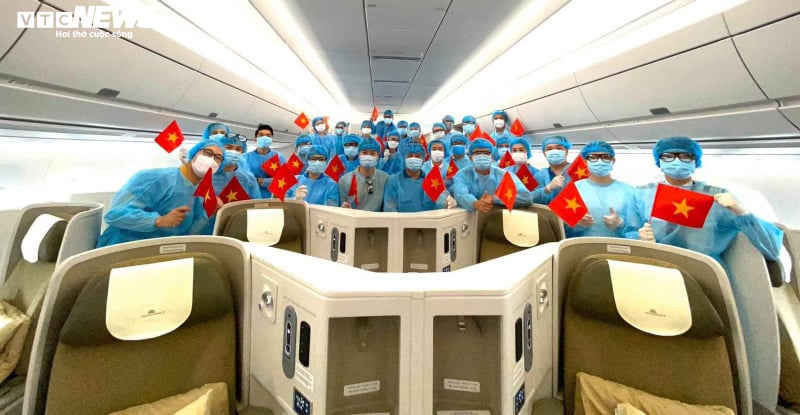 Hình ảnh chuyến bay của Vietnam Airlines đưa người Việt ở Ukraine về nước - 5