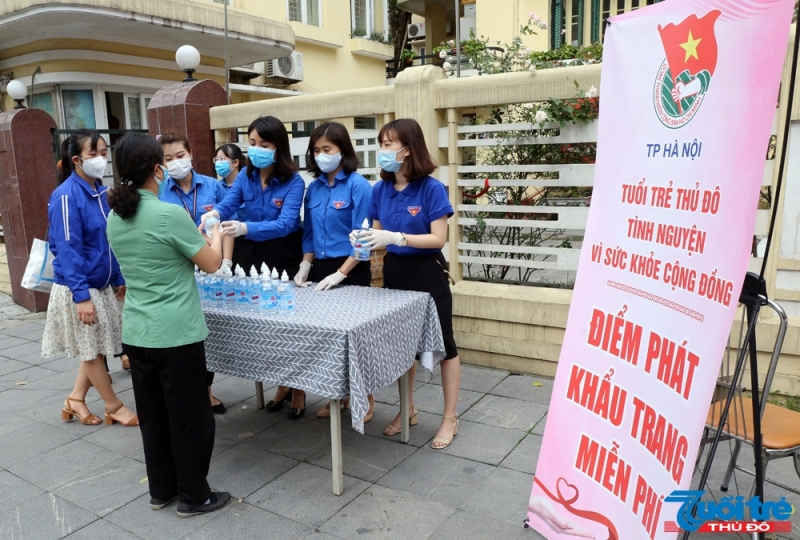 Phát khẩu trang và nước rửa tay miễn phí được triển khai trong chương trình