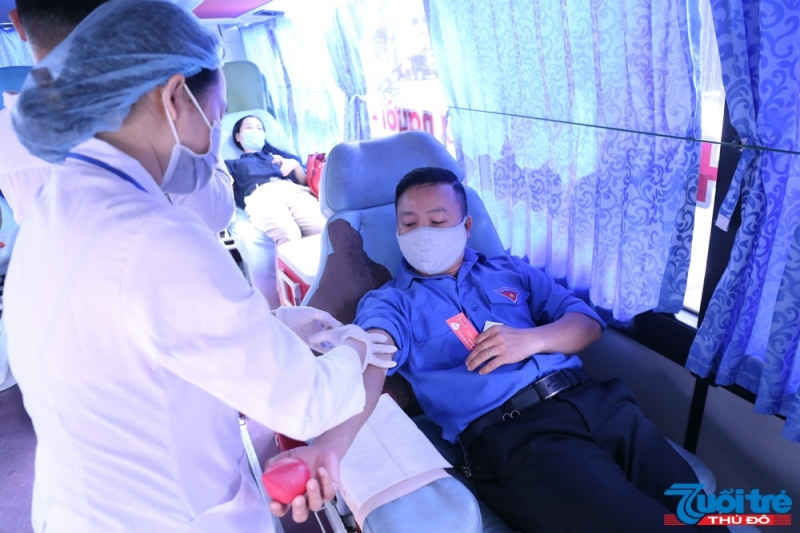 Các bạn trẻ nô nức đăng kí hiến máu tình nguyện tại chương trình