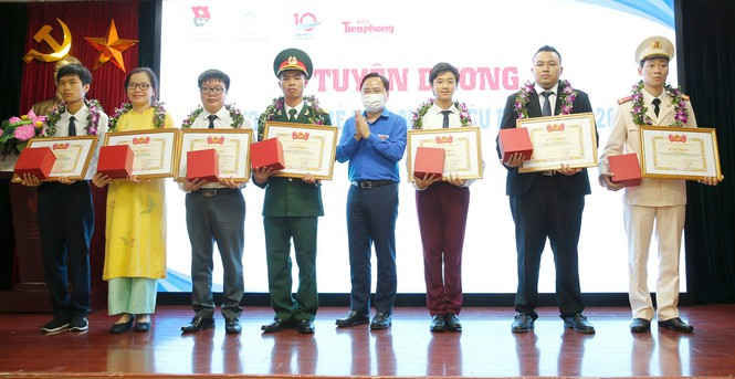 Anh Nguyễn Anh Tuấn, B&iacute; Thư Thường trực Trung ương Đo&agrave;n, trao Bằng khen của Trung ương Đo&agrave;n v&agrave; kỷ niệm chương của Giải thưởng cho c&aacute;c Gương mặt trẻ Việt Nam triển vọng năm 2019