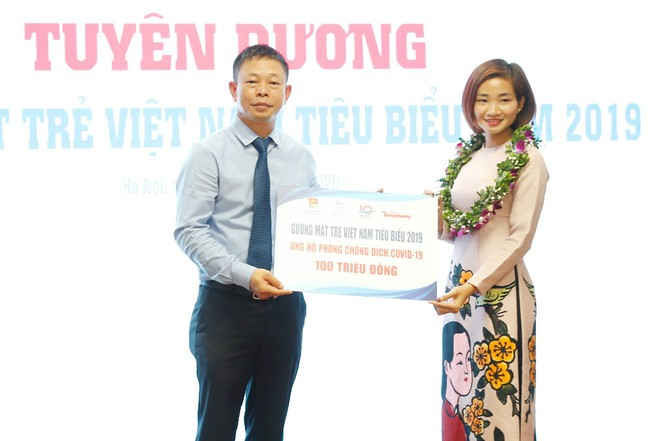 Nh&agrave; b&aacute;o Ph&ugrave;ng C&ocirc;ng Sưởng, Ph&oacute; Tổng Bi&ecirc;n tập b&aacute;o Tiền Phong tiếp nhận số tiền ủng hộ chiến dịch ph&ograve;ng, chống dịch Covid-19 của đại diện Gương mặt trẻ Việt Nam ti&ecirc;u biểu v&agrave; triển vọng năm 2019
