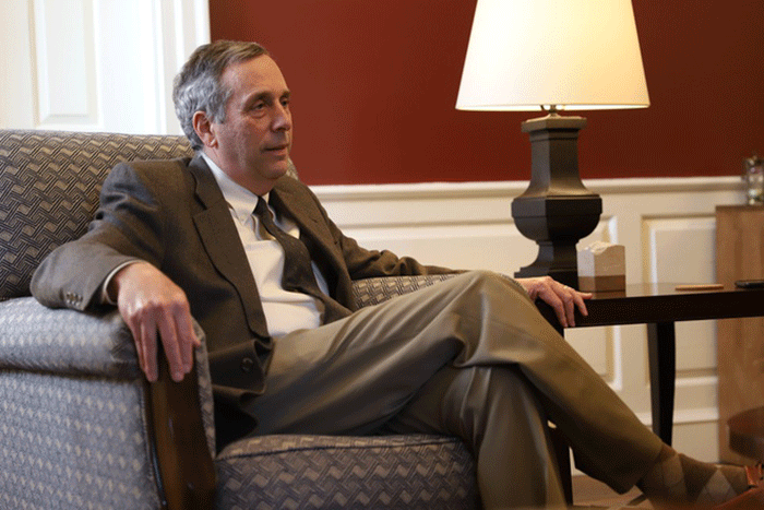 Hiệu trưởng Đại học Harvard mắc Covid-19 - 1