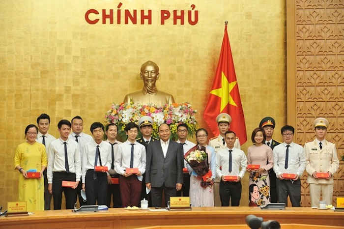 20 gương mặt trẻ Việt Nam 2019 tr&iacute;ch tiền thưởng ủng hộ chống Covid-19, hạn mặn - 1