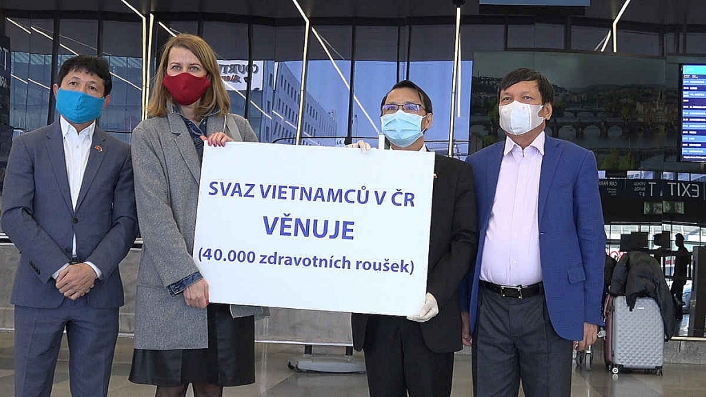 Chuyến bay thẳng đầu tiên Hà Nội - Praha vận chuyển hàng hoá cứu trợ