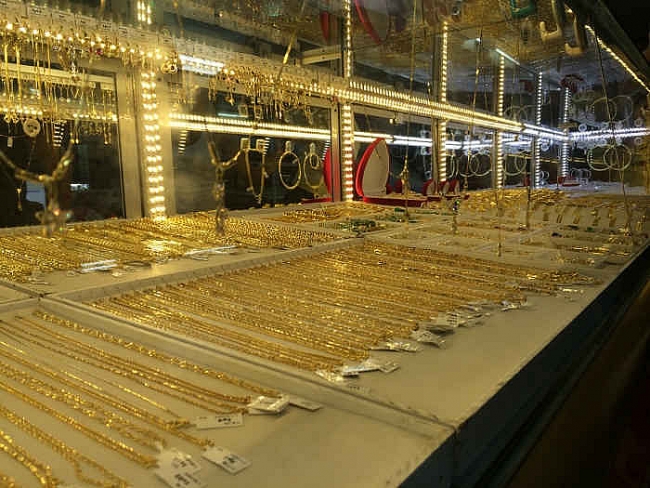 Giá vàng rung lắc mạnh