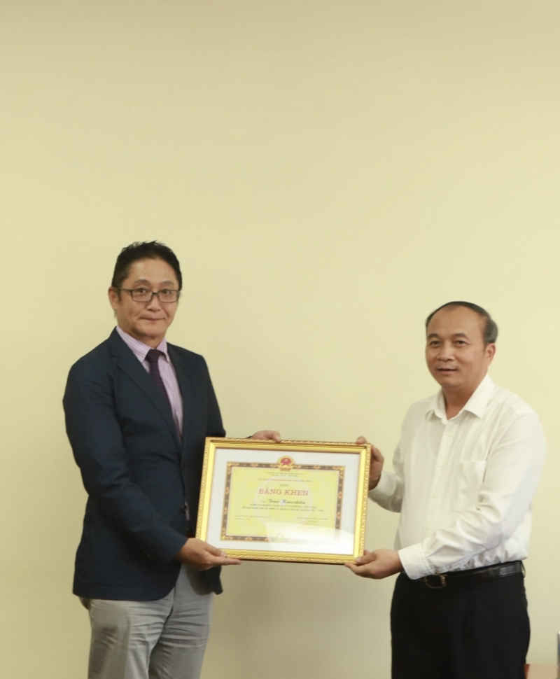 &Ocirc;ng Toru Kinoshita nhận bằng khen c&aacute; nh&acirc;n c&oacute; th&agrave;nh t&iacute;ch xuất sắc 2017 - 2019