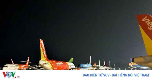 cả trăm máy bay xếp hàng nằm chờ, sân bay nội bài quạnh vắng hình 1 ca tram may bay xep hang nam cho, san bay noi bai quanh vang hinh 1