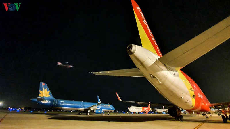 cả trăm máy bay xếp hàng nằm chờ, sân bay nội bài quạnh vắng hình 3 ca tram may bay xep hang nam cho, san bay noi bai quanh vang hinh 3