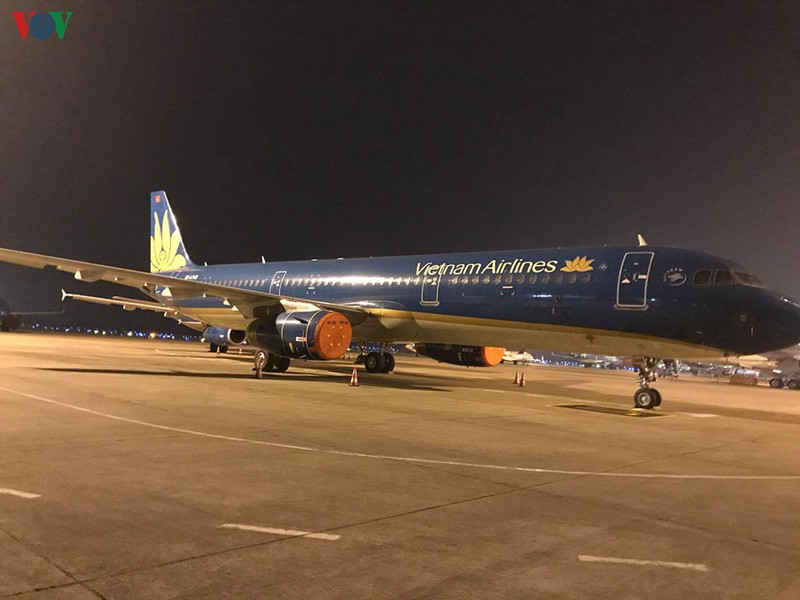 cả trăm máy bay xếp hàng nằm chờ, sân bay nội bài quạnh vắng hình 4 ca tram may bay xep hang nam cho, san bay noi bai quanh vang hinh 4