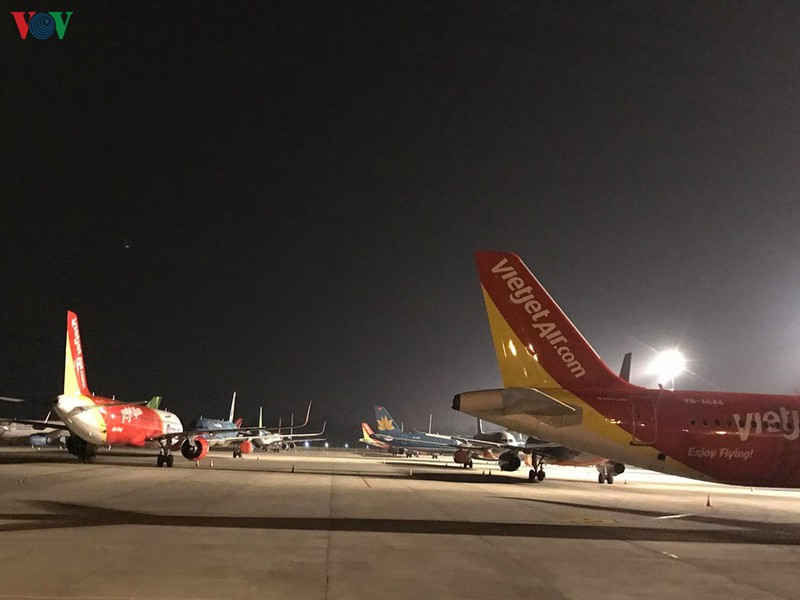 cả trăm máy bay xếp hàng nằm chờ, sân bay nội bài quạnh vắng hình 6 ca tram may bay xep hang nam cho, san bay noi bai quanh vang hinh 6