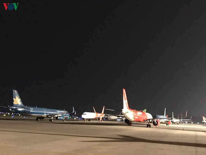 cả trăm máy bay xếp hàng nằm chờ, sân bay nội bài quạnh vắng hình 7 ca tram may bay xep hang nam cho, san bay noi bai quanh vang hinh 7