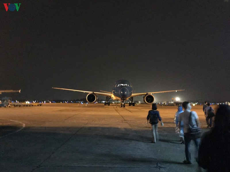 cả trăm máy bay xếp hàng nằm chờ, sân bay nội bài quạnh vắng hình 8 ca tram may bay xep hang nam cho, san bay noi bai quanh vang hinh 8