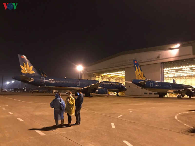 cả trăm máy bay xếp hàng nằm chờ, sân bay nội bài quạnh vắng hình 12 ca tram may bay xep hang nam cho, san bay noi bai quanh vang hinh 12