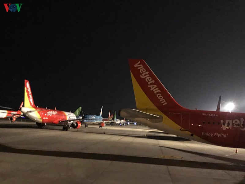 cả trăm máy bay xếp hàng nằm chờ, sân bay nội bài quạnh vắng hình 13 ca tram may bay xep hang nam cho, san bay noi bai quanh vang hinh 13