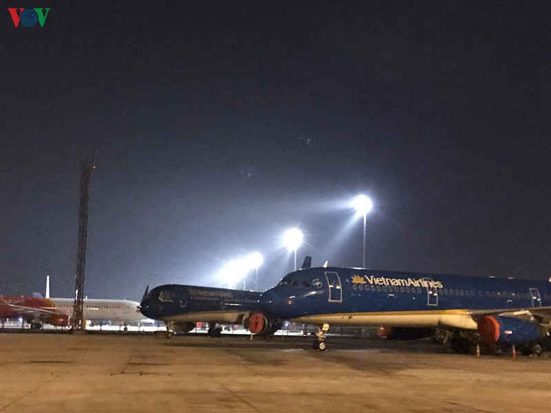 cả trăm máy bay xếp hàng nằm chờ, sân bay nội bài quạnh vắng hình 15 ca tram may bay xep hang nam cho, san bay noi bai quanh vang hinh 15