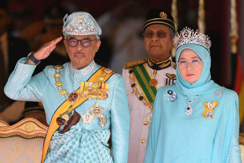 7 nhân viên Hoàng gia nhiễm virus corona, Vua và Hoàng hậu Malaysia tự cách ly - 1