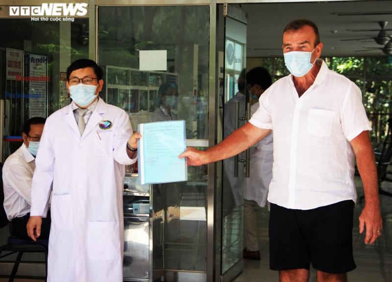 Bệnh nh&acirc;n người Anh mắc Covid-19 ra viện, cảm ơn b&aacute;c sĩ bằng tiếng Việt - 1