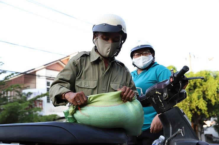 Đắk Lắk: Phát gạo cho người nghèo bằng ô tô để tránh tập trung đông người - 1