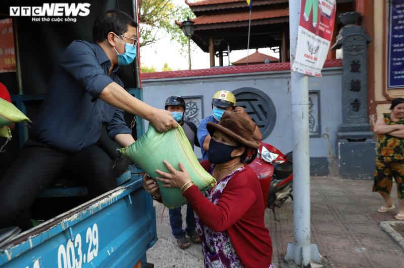 Đắk Lắk: Phát gạo cho người nghèo bằng ô tô để tránh tập trung đông người - 4
